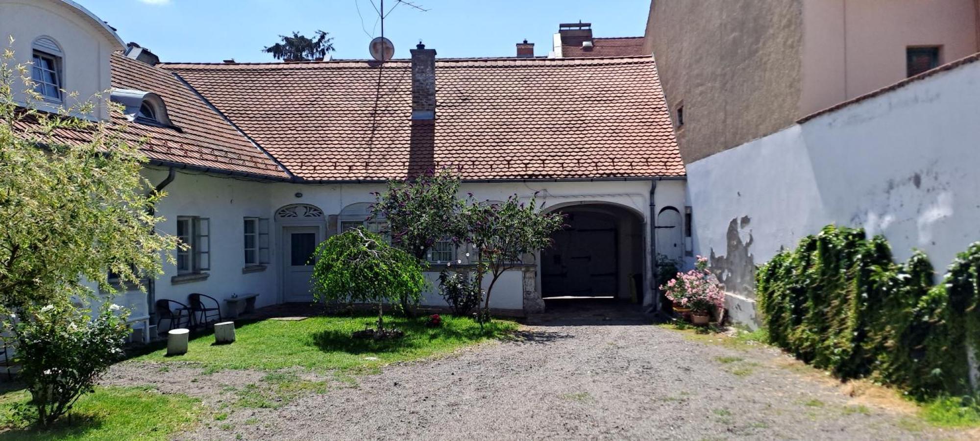 Plitzner Belvarosi Apartmanhaz Eger Zewnętrze zdjęcie