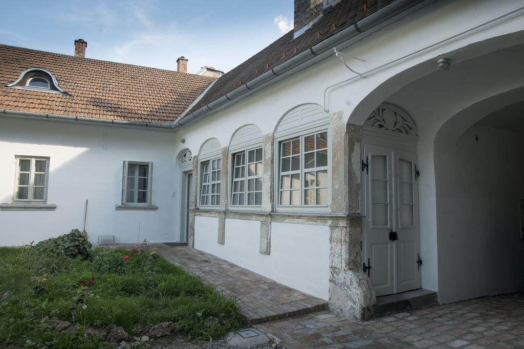 Plitzner Belvarosi Apartmanhaz Eger Zewnętrze zdjęcie